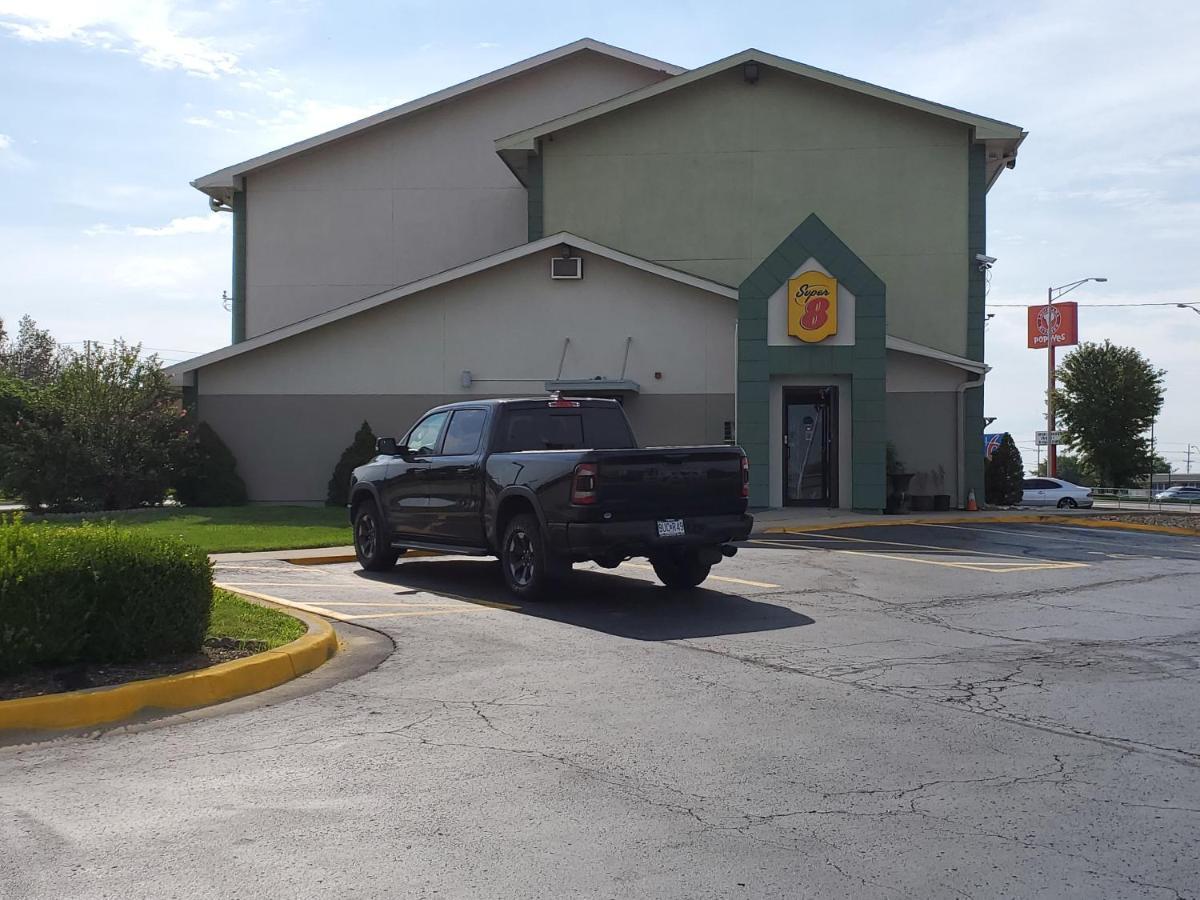 Super 8 By Wyndham Kansas City At Barry Road/Airport Exterior photo