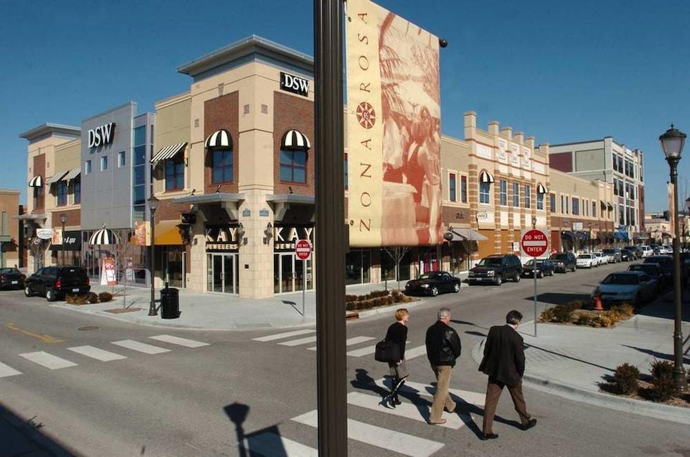 Super 8 By Wyndham Kansas City At Barry Road/Airport Exterior photo