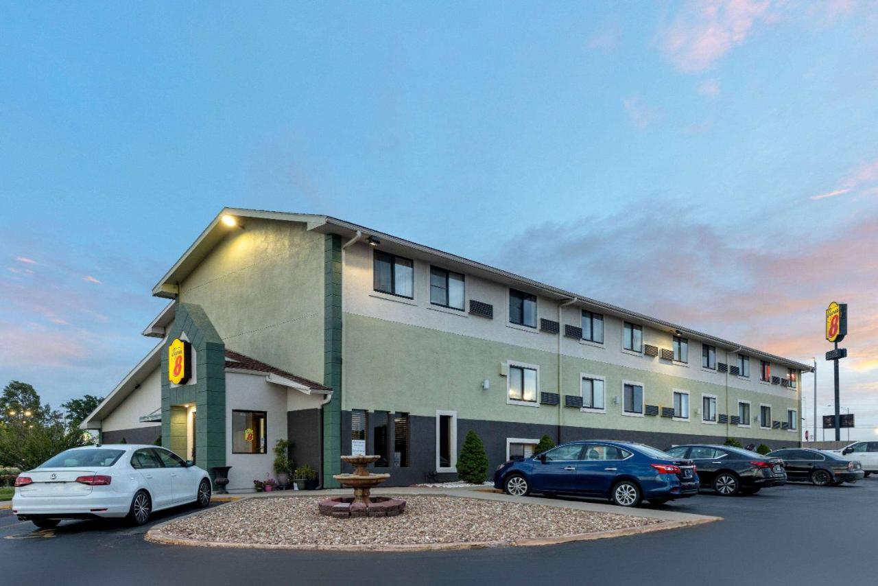Super 8 By Wyndham Kansas City At Barry Road/Airport Exterior photo