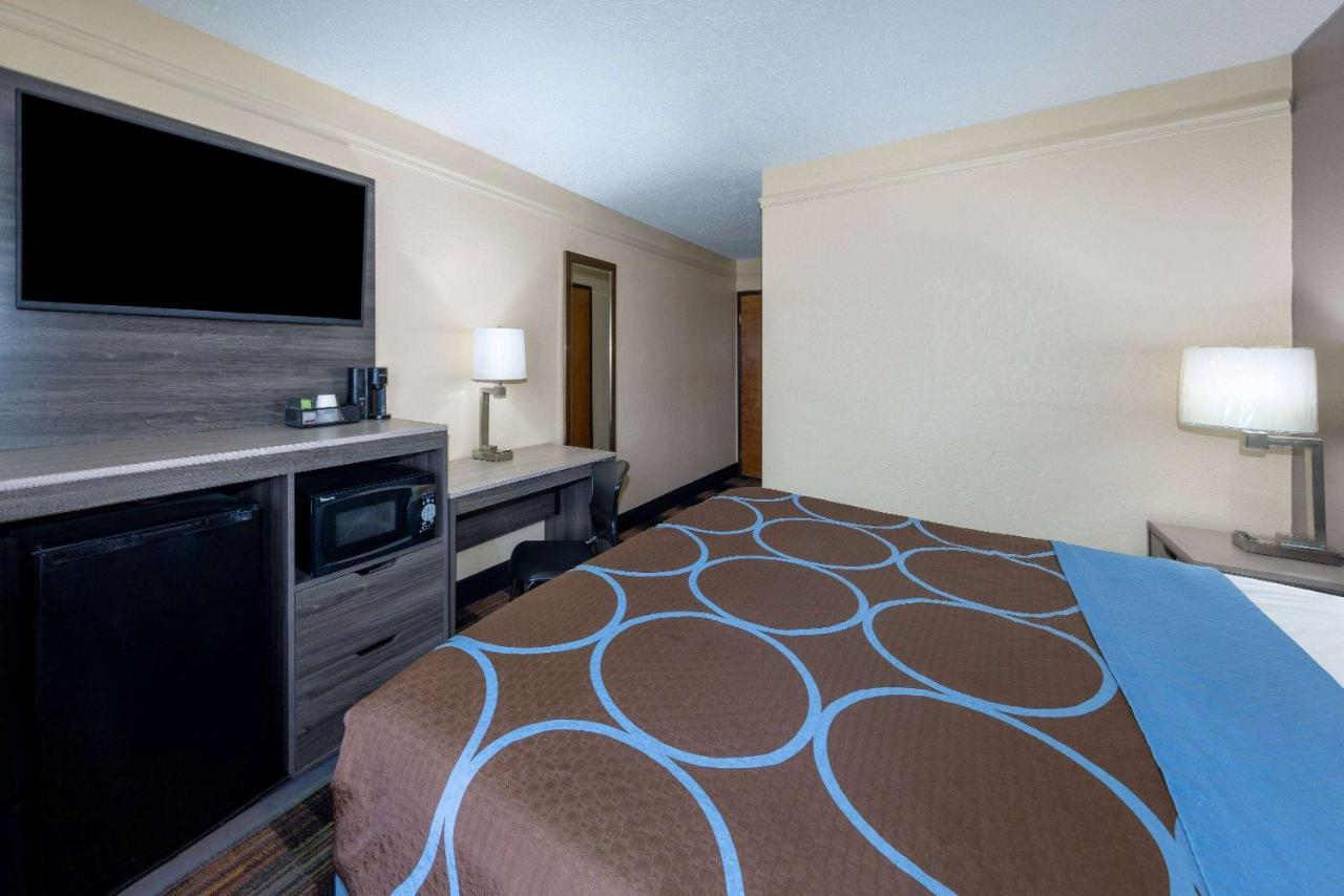 Super 8 By Wyndham Kansas City At Barry Road/Airport Exterior photo