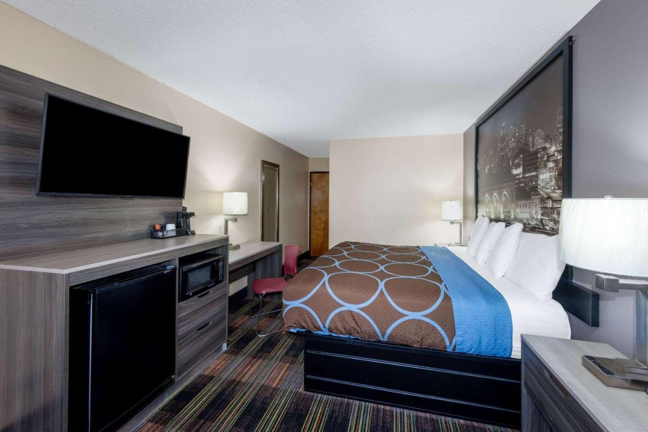 Super 8 By Wyndham Kansas City At Barry Road/Airport Exterior photo