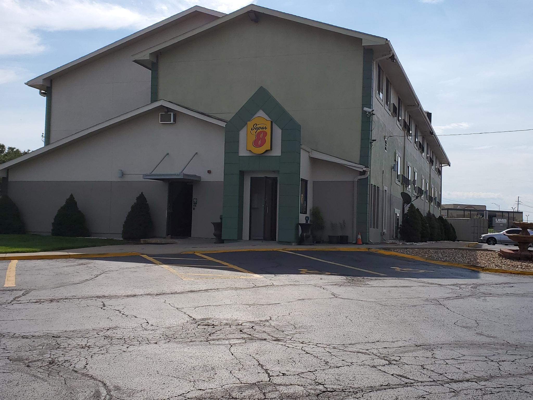 Super 8 By Wyndham Kansas City At Barry Road/Airport Exterior photo