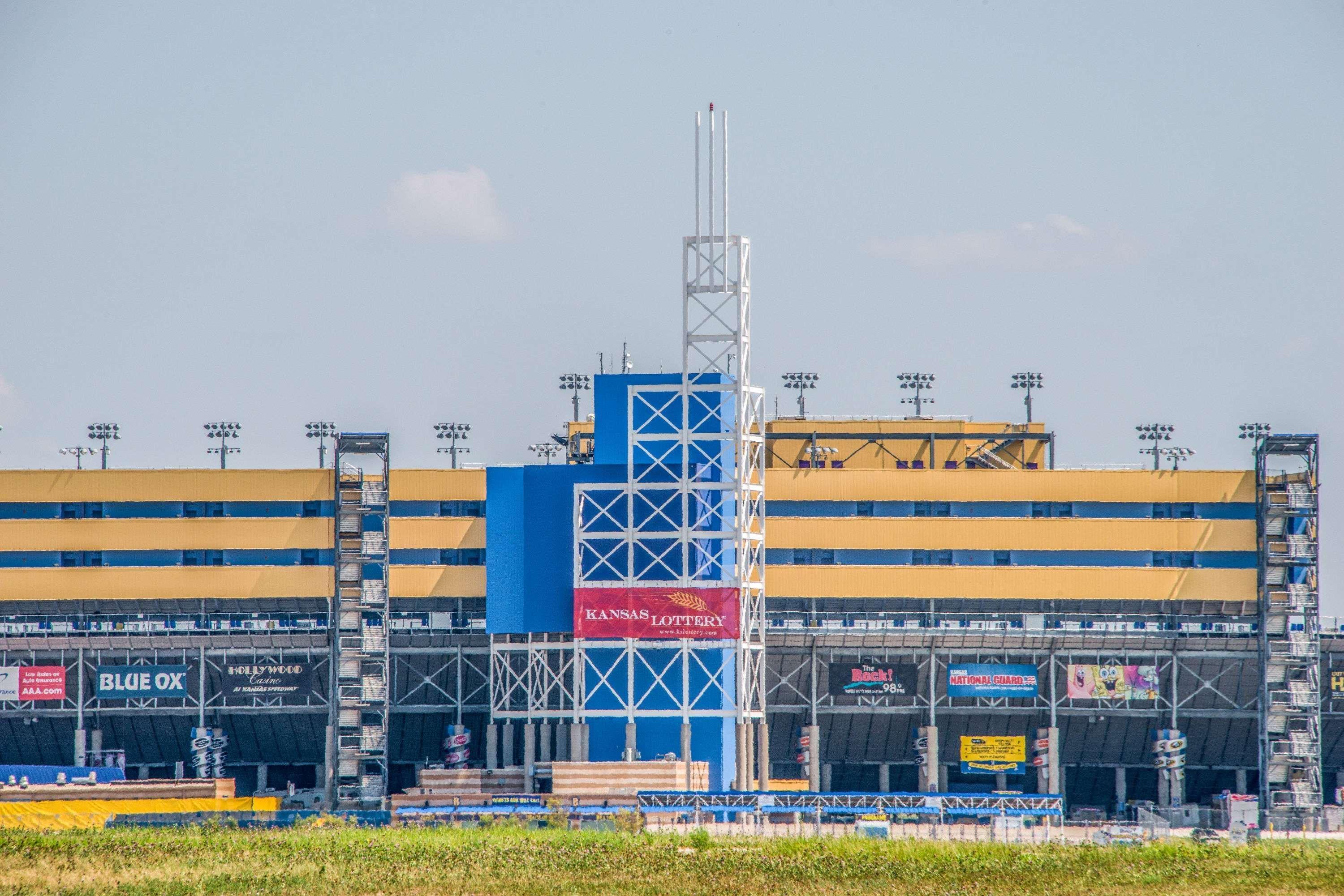 Super 8 By Wyndham Kansas City At Barry Road/Airport Exterior photo