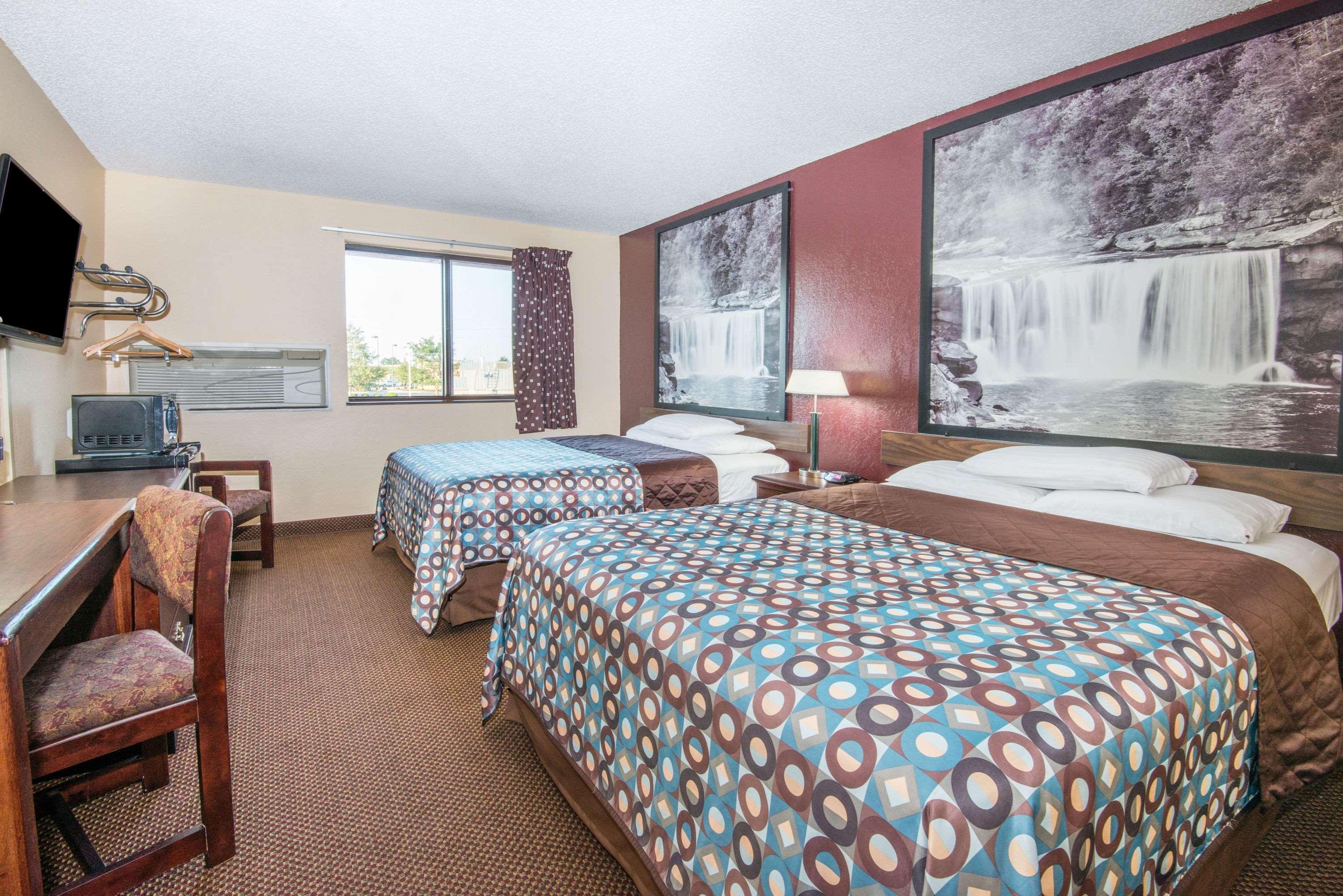 Super 8 By Wyndham Kansas City At Barry Road/Airport Exterior photo