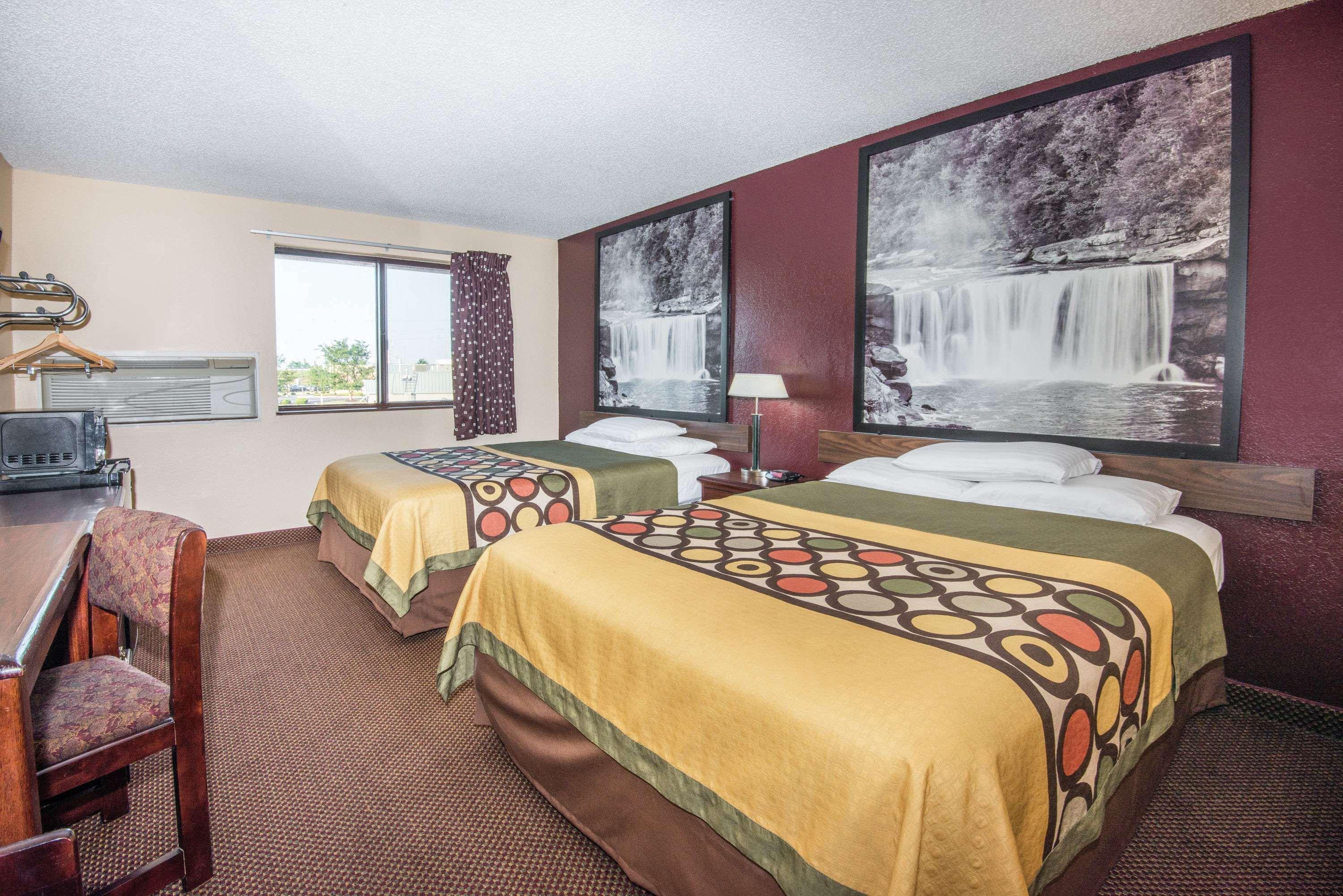 Super 8 By Wyndham Kansas City At Barry Road/Airport Exterior photo