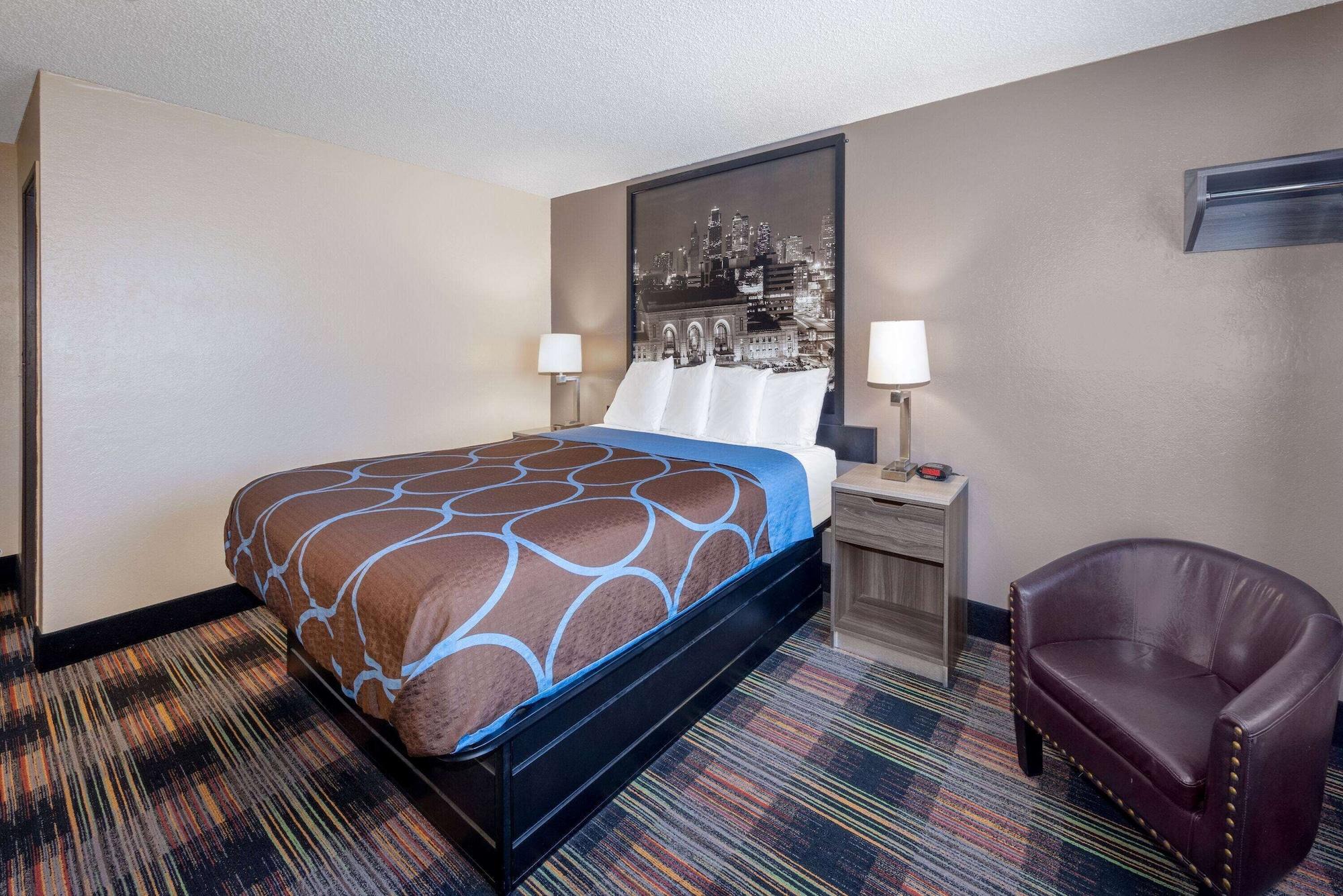 Super 8 By Wyndham Kansas City At Barry Road/Airport Exterior photo