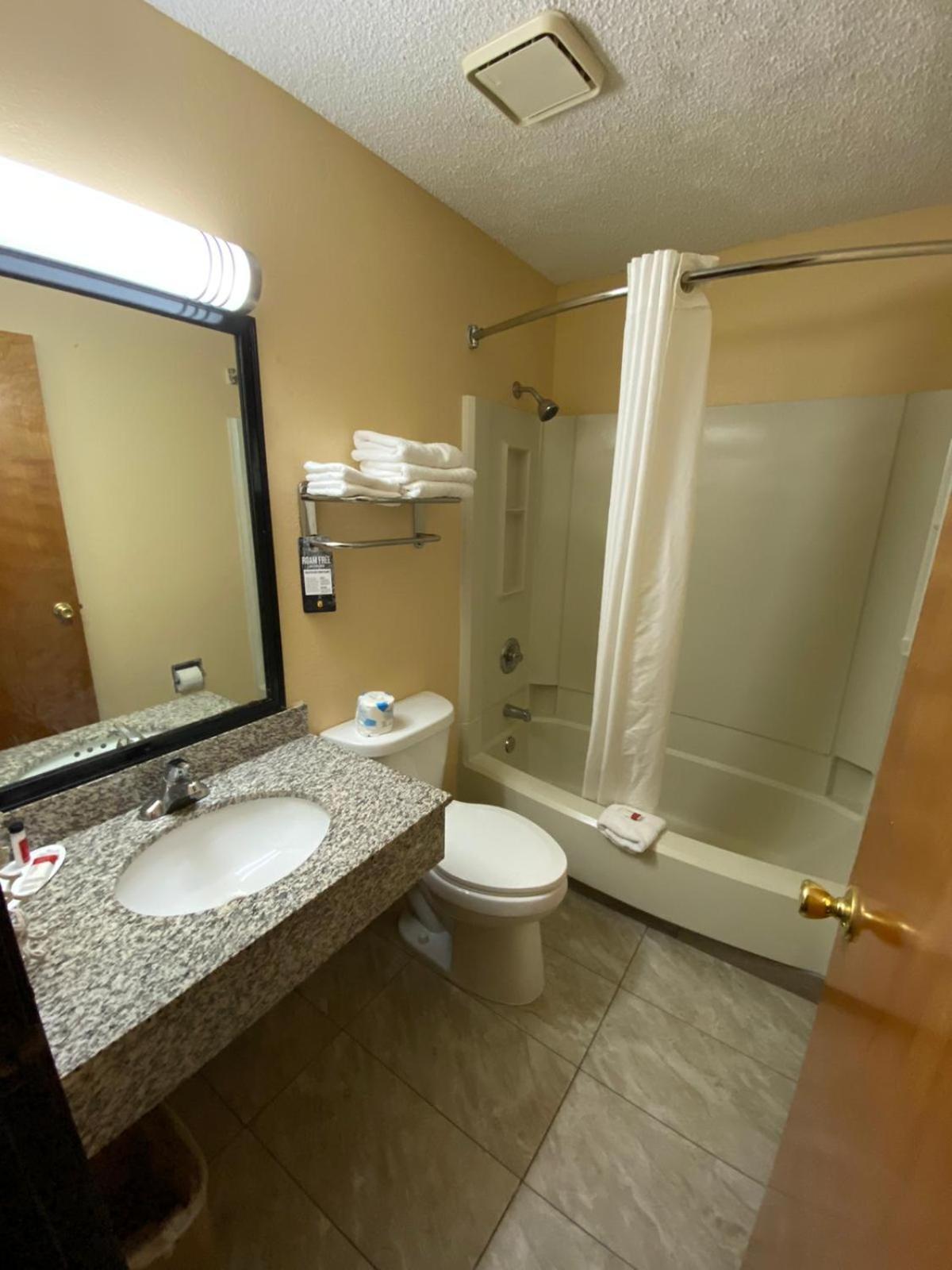 Super 8 By Wyndham Kansas City At Barry Road/Airport Exterior photo