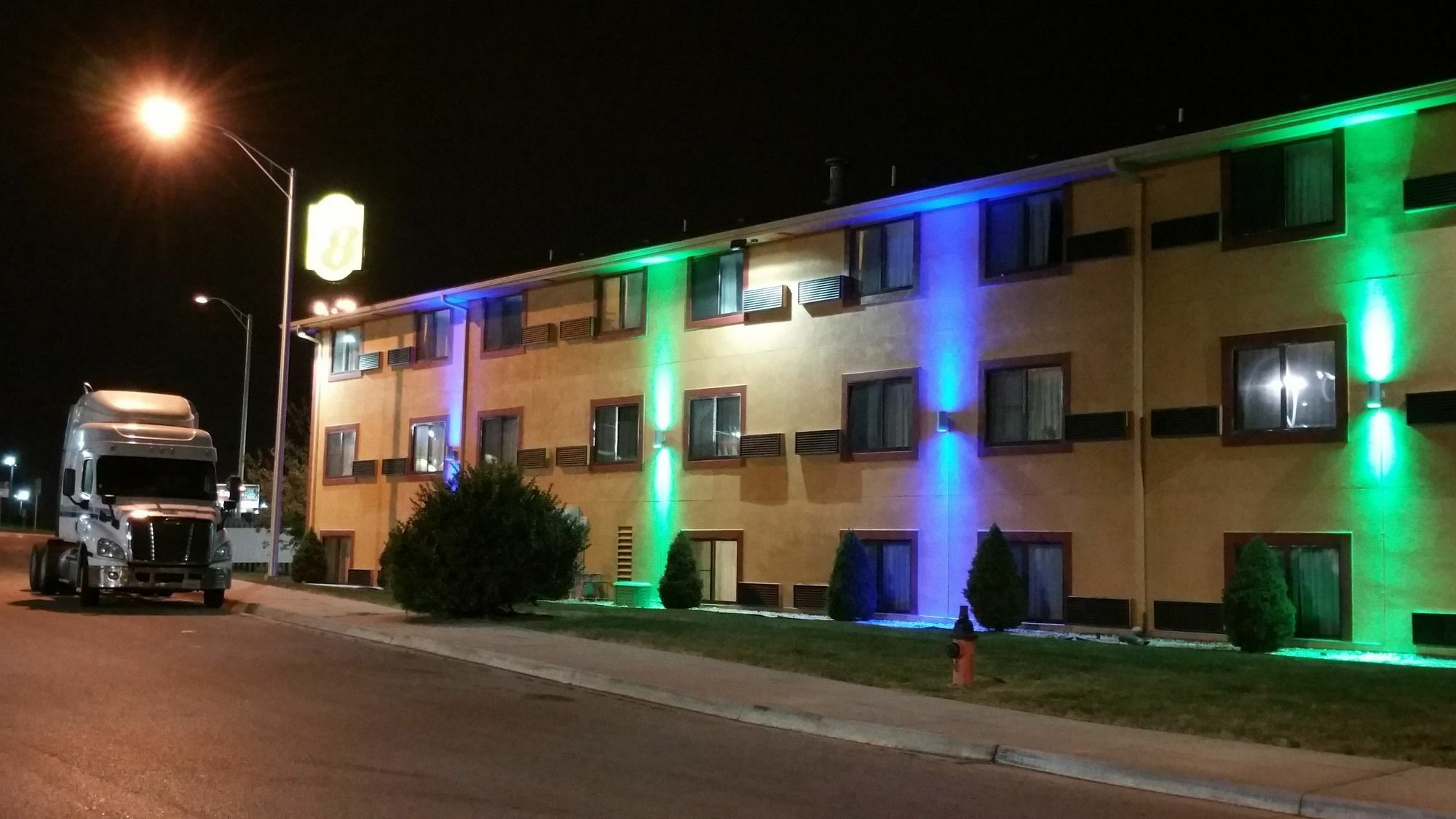 Super 8 By Wyndham Kansas City At Barry Road/Airport Exterior photo